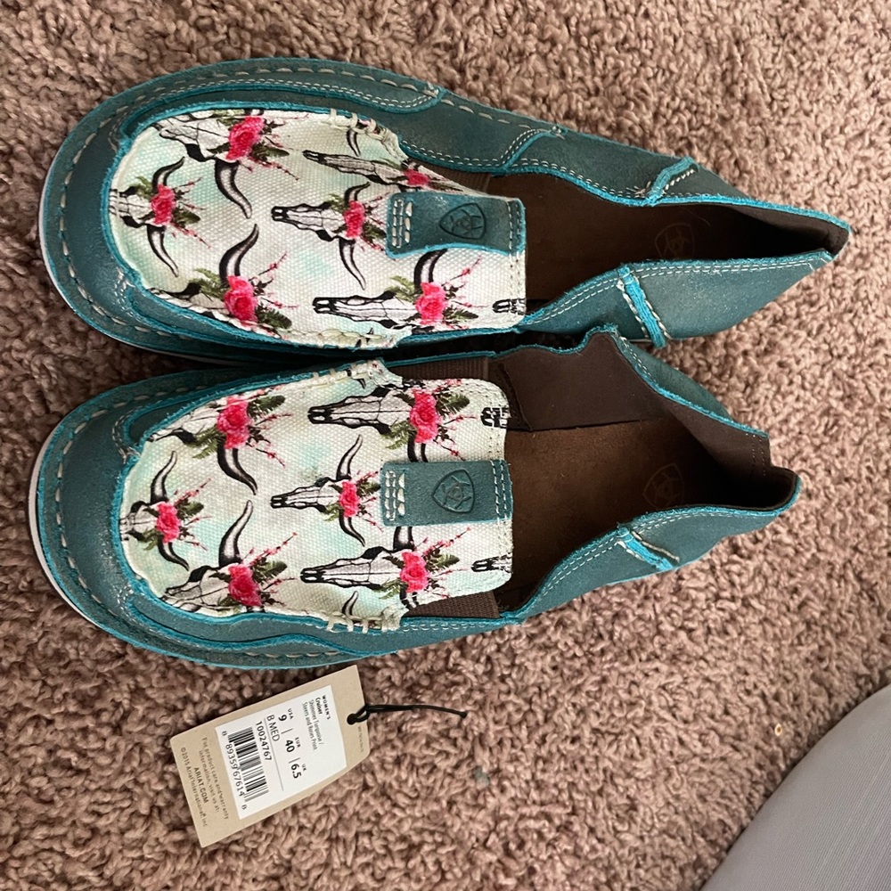 Blue Cow Ariat Flats Never Worn Size 9